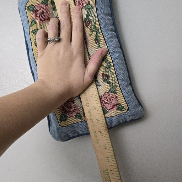 "A Mother's Heart Is A Special Place" Tapestry Throw Pillow Floral 7" x 12" - Picture 5 of 6